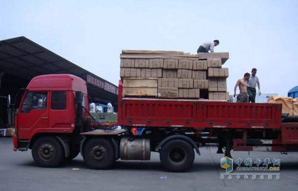 中國(guó)物流行業(yè)在近幾年來(lái)迅速發(fā)展，給卡車司機(jī)們帶來(lái)了前所未有的機(jī)遇，隨著物流市場(chǎng)規(guī)模的擴(kuò)大，越來(lái)越多的卡車司機(jī)加入到了物流行業(yè)大軍之中，在物流這塊大蛋糕中分得一塊羹。