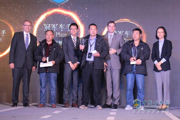 2016年FleetBoard?車手聯(lián)盟賽長途運輸組前三名車手周源、劉新華、趙俊海頒獎