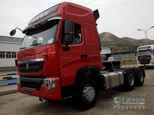 中國重汽定制輕量化T7H/6×4煤炭運(yùn)輸專用車隆重登場。本車聚集自重輕、油耗低、安全性高、舒適性好、時(shí)效性高、保養(yǎng)周期長等諸多特點(diǎn)，一上市即倍受關(guān)注。