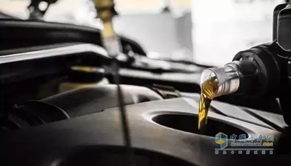 機(jī)油被稱為發(fā)動(dòng)機(jī)的“血液”，足見(jiàn)其重要性。通用機(jī)油夏冬可以通用;而普通機(jī)油就要分冬季用油和夏季用油，需及時(shí)更換。