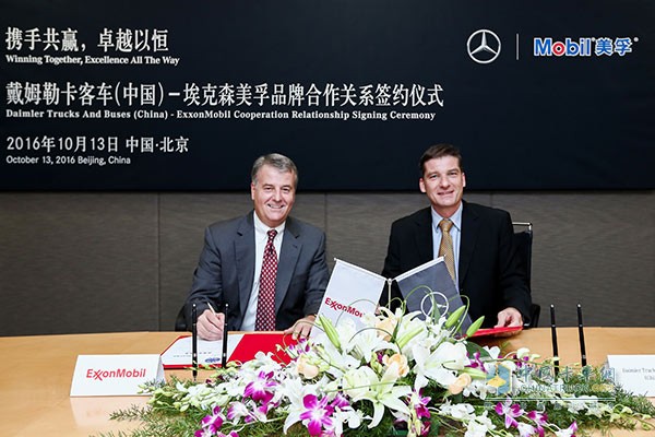 戴姆勒卡客車(中國(guó))有限公司總裁兼首席執(zhí)行官高海納博士(Dr. Rainer Gaertner)(右)與?？松梨谌驊?zhàn)略客戶銷售總裁Tim Hinchman先生(左)在簽約儀式上合影