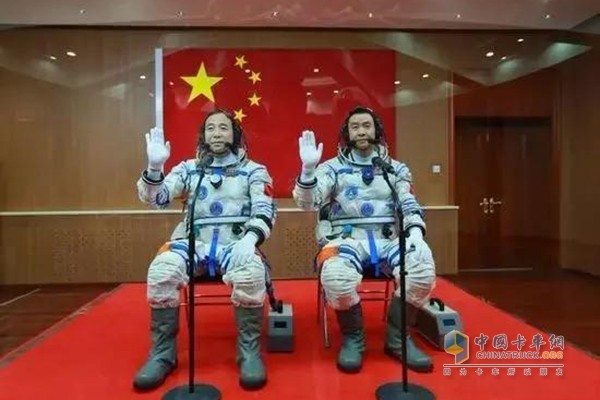 神舟十一號(hào)航天員景海鵬(左)、陳冬出征儀式在酒泉衛(wèi)星發(fā)射中心舉行