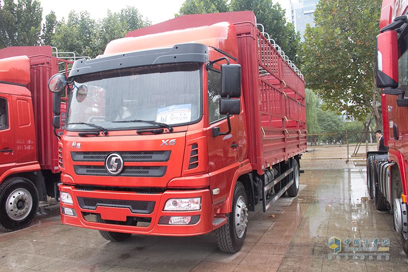 老粉絲來點贊 陜汽新款X3000亮相濟南車展
