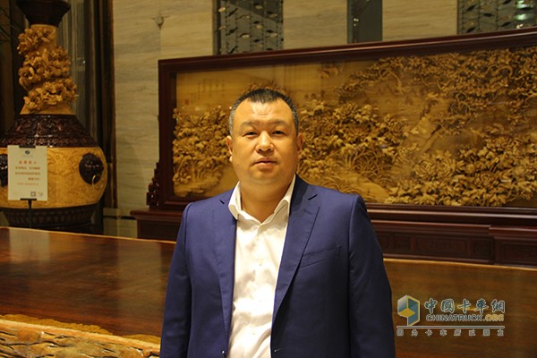 濰坊瑞亨緣物流有限公司經(jīng)理李向陽一直是中國重汽的忠實粉絲，公司現(xiàn)在擁有7臺中國重汽的車，對汕德卡由衷的偏愛。