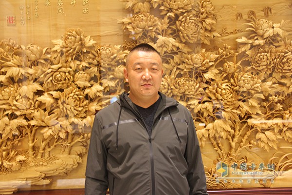 王總跟記者講到：“為何要選擇汕德卡呢?就是因為它現(xiàn)在的承載能力與動力匹配非常好，作為一個民營企業(yè)，經(jīng)濟性是重要的考慮因素之一，汕德卡的運營成本低，非常適合我們來使用，雖然是敢做第一個吃螃蟹的人，但是這口螃蟹值得吃，吃好了咱繼續(xù)買。”