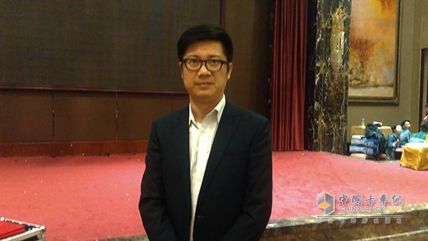 地域的延伸，領(lǐng)域的擴展，中國重汽前進的腳步始終不停，中國重汽商用車銷售部濰坊地區(qū)總經(jīng)理王陽向記者說出了點、線、面的三個概念。