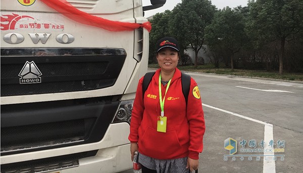 繼鄭州站來了首位女賽手之后，杭州站也迎來了一位“巾幗英雄”。擁有21年駕齡的張紅芬在此次重汽節(jié)油賽杭州站向大家證明了女司機(jī)照樣能頂半邊天。