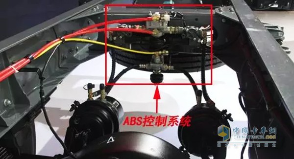 ABS系統(tǒng)是汽車防抱死制動系統(tǒng)(Anti-Lock Braking System)的縮寫。它是汽車上的一種非常重要的安全裝置，用于汽車制動時防止車輪抱死拖滑，以提高汽車制動過程中的方向穩(wěn)定性、轉(zhuǎn)向可操縱性和縮短制動距離，充分發(fā)揮汽車制動效能。