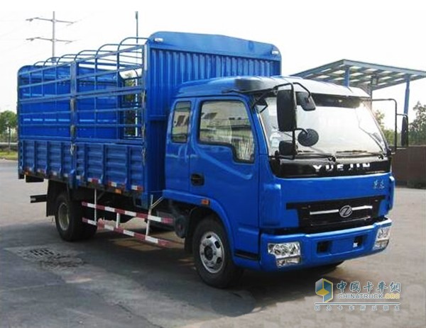 　因為愛車，年輕時便與運輸結(jié)下不解之緣;因為懂車，購車時便與“躍進”相見恨晚;因為戀車，躍進的方向盤永遠難舍難分。把運輸做成事業(yè)，并做得風生水起，謝師傅就是這樣的代表。