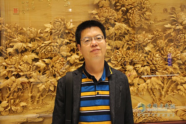 只有選擇好的運(yùn)輸搭檔才能干出好業(yè)績(jī)，我對(duì)中國(guó)重汽汕德卡這位‘美嬌妻’的愛就如皇帝對(duì)愛妃的恩寵，獨(dú)獨(dú)喜歡它一個(gè)，誰(shuí)都別想跟著雨露均沾。