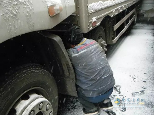 車輛發(fā)動機(jī)、底盤;駕駛室、車輛外表、行駛中通過對車輛的觀察、聞氣味、聽聲音、摸溫度等手法對車輛各個(gè)部件進(jìn)行詳細(xì)的檢查。中醫(yī)中有“望聞問切”這里我們姑且叫它“望聞聽切”四法。