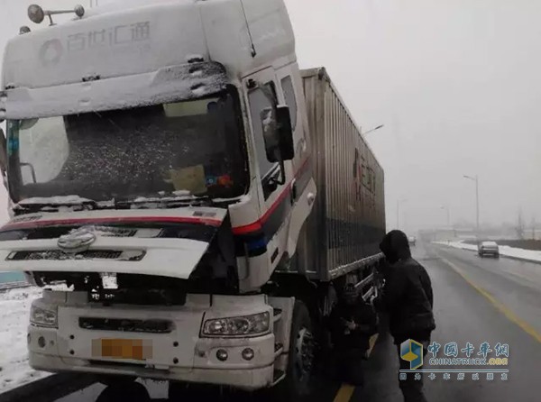 機(jī)油被譽(yù)為汽車的“血液”，起到對發(fā)動機(jī)潤滑、清潔、密封、減磨等作用，通過對機(jī)油的觀察，可以直觀的了解發(fā)動機(jī)的“健康狀況”。機(jī)油量應(yīng)該在機(jī)油標(biāo)尺的上、下刻度之間，太多太少都不好。