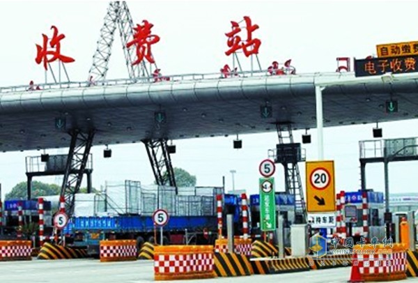 為緩解高速公路收費(fèi)站擁堵等特殊情況，甘肅省高速公路管理局近日在蘭州中川機(jī)場(chǎng)高速公路選取2條MTC車道試點(diǎn)手機(jī)支付通行費(fèi)。經(jīng)對(duì)比發(fā)現(xiàn)，車輛平均繳費(fèi)時(shí)間由原來(lái)的25至40秒降低至10至15秒，車輛在擁堵排隊(duì)時(shí)提前打開(kāi)支付二維碼，繳費(fèi)時(shí)間還可以縮短至5秒以內(nèi)。