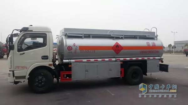 供液車因?yàn)橥庥^和流動(dòng)加油車運(yùn)油車等油罐車實(shí)在是非常相似，很多人都分不清楚，甚至不仔細(xì)看的話交警路政等都不太容易分清。顧名思義供液車就是固井施工時(shí)提供液源的供液設(shè)備。