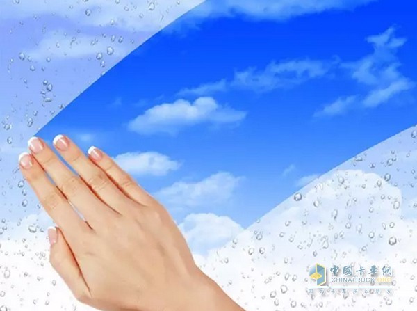 　“防霧劑”自己也可以勾兌哦。方法在這里：洗滌靈和水的比例在1：10左右，然后用脫脂棉或干凈柔軟的布蘸著它涂抹于前后風(fēng)擋玻璃內(nèi)側(cè)上即可。