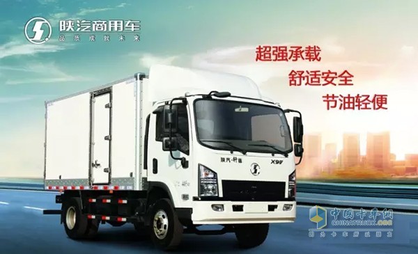 開卡車首先要知道卡車的特點，質(zhì)量大、慣性大、重心高、離心力大，車身長、占據(jù)空間位置大、軸距長、內(nèi)輪差大，制動反應(yīng)快，方向盤大且反應(yīng)較小車慢，檔位多且檔位間隙小;總之較開小車操作更復(fù)雜，強度更大。