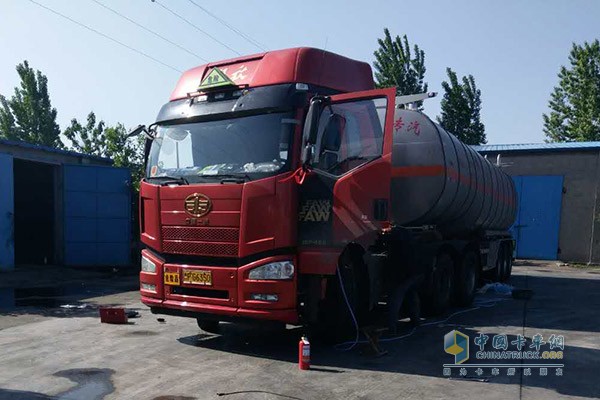 解放J6P領(lǐng)航危化版460馬力危化品牽引車