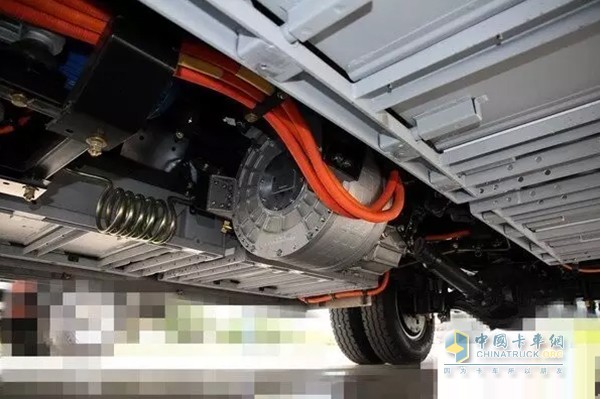 平常車主對愛車的養(yǎng)護(hù)通常會集中在發(fā)動機、輪胎、空氣濾清器等方面，本來對底盤的養(yǎng)護(hù)也是很主要的，尤其對沒有做任何防銹處理的車主來說，更是如此。做好對平常的底盤養(yǎng)護(hù)，需要從以下三個體系入手。