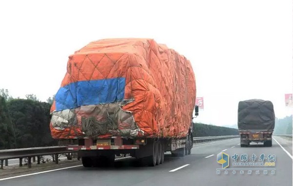 由于嚴(yán)重超載，在重力加速度的作用下，加大了車輛運(yùn)動慣性，直接導(dǎo)致剎車失靈。