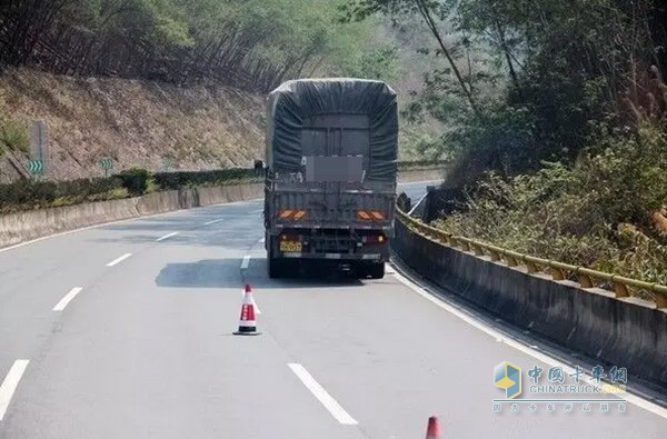 在路線較為曲折彎道多的情況下，切記不能關(guān)閉鑰匙電源，必須等車輛停穩(wěn)才能熄火