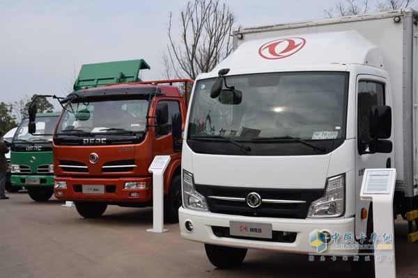 現(xiàn)場展示十余臺車，大氣又漂亮