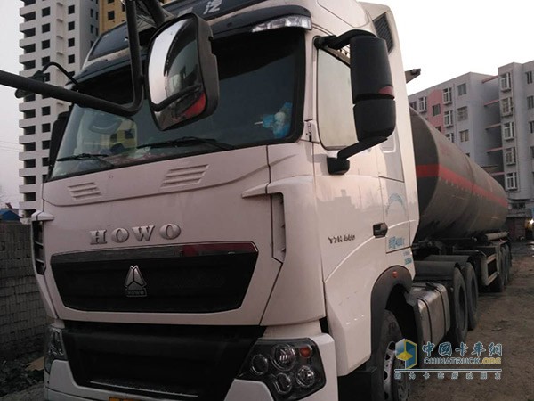中國重汽H0W0-T7H牽引車搭載MC11發(fā)動機，節(jié)油更高效