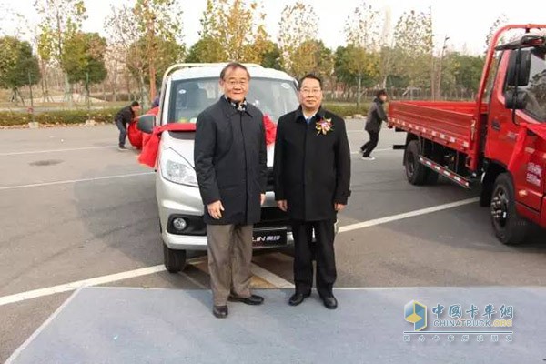 江蘇省汽車摩托車運動聯(lián)合會執(zhí)行主席華洪興和福田商用車集團(tuán)副總裁、輕型商用車業(yè)務(wù)總監(jiān)趙建民與奧鈴T3新品合影