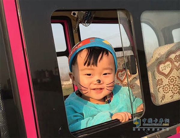 “小小仇，生日快樂，爸爸愛你”