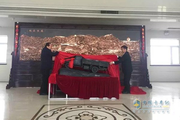 一汽解放汽車(chē)銷(xiāo)售有限公司副總經(jīng)理胡曉冬先生和金浩董事長(zhǎng)王敏先生共同開(kāi)啟接模儀式（全國(guó)首例贈(zèng)與用戶鑄銅車(chē)模）