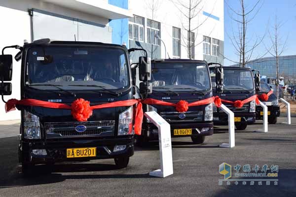 紫電系列環(huán)衛(wèi)車主要為純電動(dòng)餐廚垃圾運(yùn)輸車和吸糞車