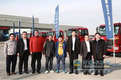 福田戴姆勒汽車與重慶萬強物流相關(guān)領(lǐng)導合影留念