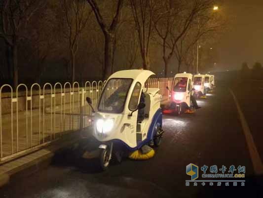 1月1日清晨五點，“城市勤務兵系列”之微型三輪收掃車在西南三環(huán)輔路進行清掃保潔作業(yè)