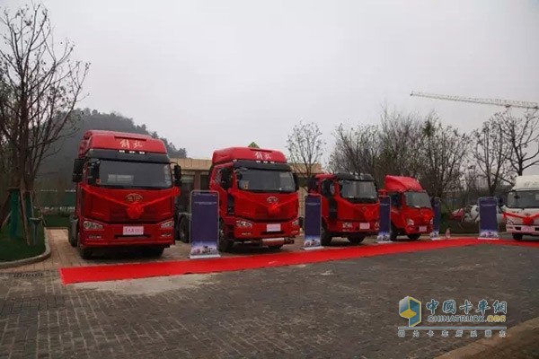 配有液力緩速器的領(lǐng)航版與6X2平頭危險品車、4X2平頭載貨車