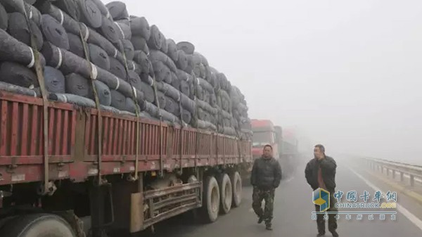 1 月 3 日，車輛在長深高速江蘇贛榆入口處排起 "長龍"