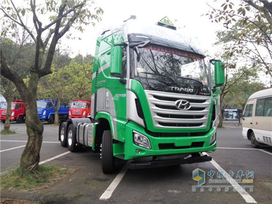 四川現(xiàn)代創(chuàng)虎危化品運輸車
