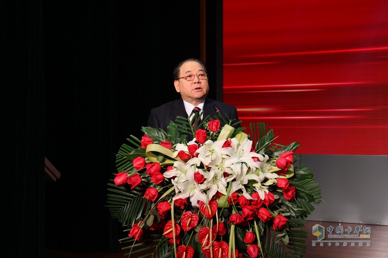 百款重卡戰(zhàn)十大領(lǐng)域 重汽銷(xiāo)售部召開(kāi)2017年商務(wù)大會(huì)