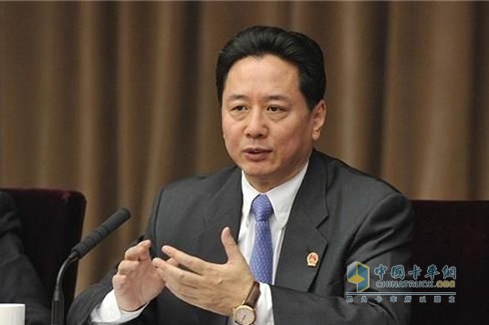 2017年1月11日，交通運輸部部長李小鵬主持召開部務(wù)會，傳達(dá)學(xué)習(xí)近期黨中央、國務(wù)院有關(guān)會議精神，聽取關(guān)于加強綜合交通運輸經(jīng)濟運行分析的情況匯報，審議并原則通過《關(guān)于促進交通運輸與旅游融合發(fā)展的若干意見(送審稿)》《全國普通國省干線公路服務(wù)設(shè)施“十三五”建設(shè)專項規(guī)劃(送審稿)》。