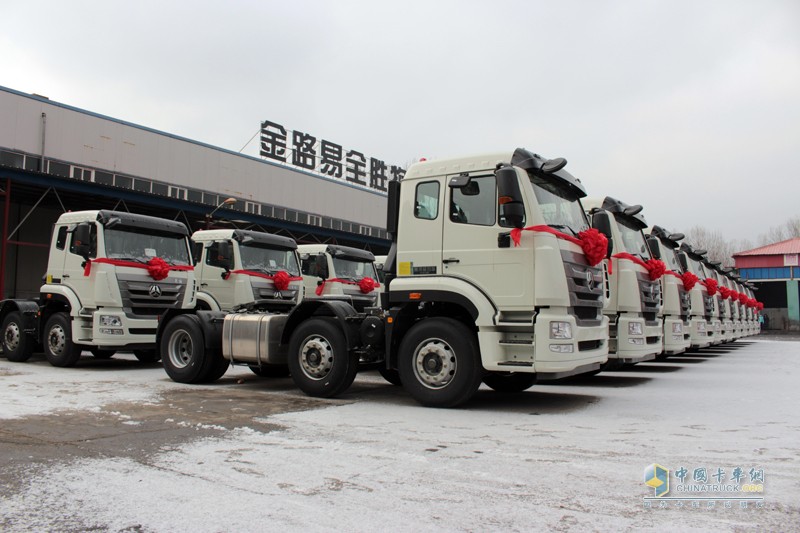 強(qiáng)強(qiáng)聯(lián)手 中國(guó)重汽50臺(tái)豪翰轎運(yùn)車交付長(zhǎng)久物流