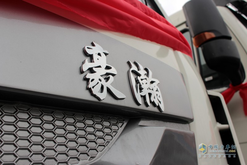 強(qiáng)強(qiáng)聯(lián)手 中國(guó)重汽50臺(tái)豪翰轎運(yùn)車交付長(zhǎng)久物流