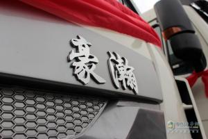 強(qiáng)強(qiáng)聯(lián)手 中國(guó)重汽50臺(tái)豪翰轎運(yùn)車交付長(zhǎng)久物流
