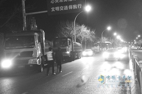 11輛大貨組團超載運礦砂 最多竟超載239%
