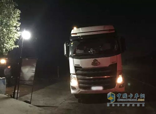 盡可能的將車子停在地勢(shì)開闊，線路單一，行人較多的地方，在夜間的時(shí)候，也要把車子停在燈火通明的地方，有條件的話，就要?？吭诜忾]的小區(qū)車庫(kù)或者是有人看管的地方，這樣安全一些。