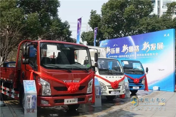 上汽躍進(jìn)室外展車(chē)