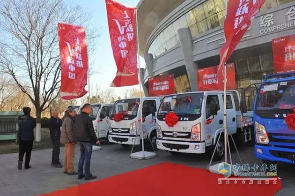 上汽躍進(jìn)室外展車(chē)
