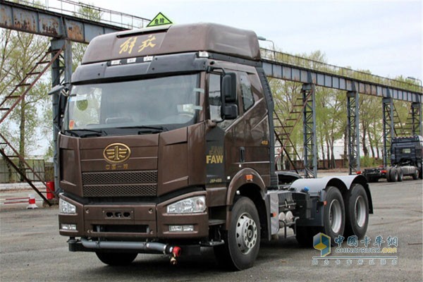 一汽解放J6P領(lǐng)航版?；愤\(yùn)輸車
