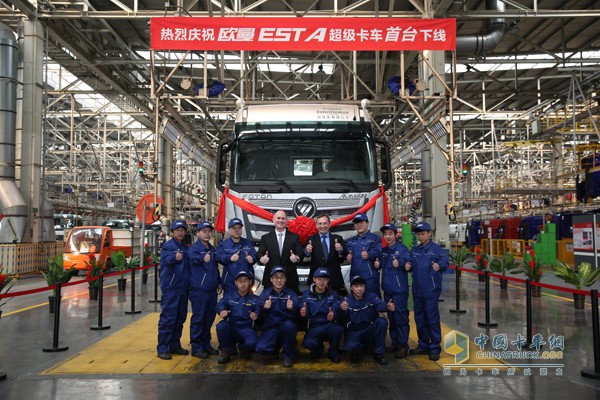福田戴姆勒汽車卡車制造與物流副總裁郝漢龍、質(zhì)量副總裁施威爾與一線制造工人共同見證首臺(tái)歐曼EST超級(jí)卡車下線