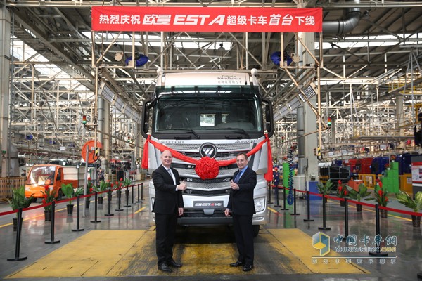 【福田戴姆勒汽車卡車制造與物流副總裁郝漢龍(右)、質(zhì)量副總裁施威爾與首臺(tái)歐曼EST超級(jí)卡車合影】
