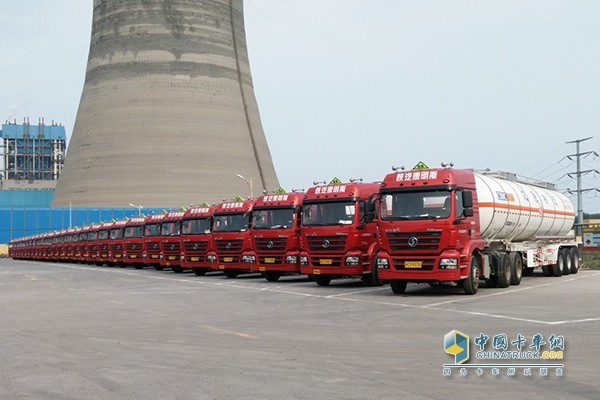 陜汽康明斯?；饭扪b運(yùn)輸車