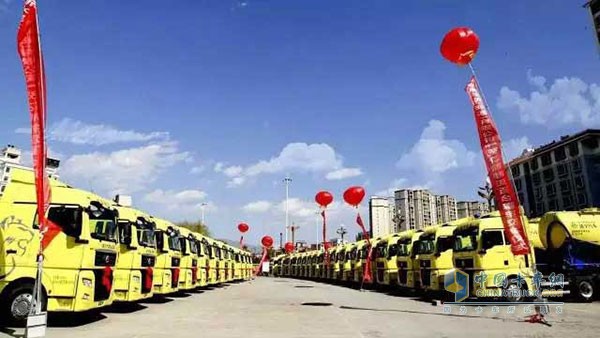 30輛汕德卡C7H 6x4散裝水泥牽引車(chē)成功交付昭通億潤(rùn)物流公司