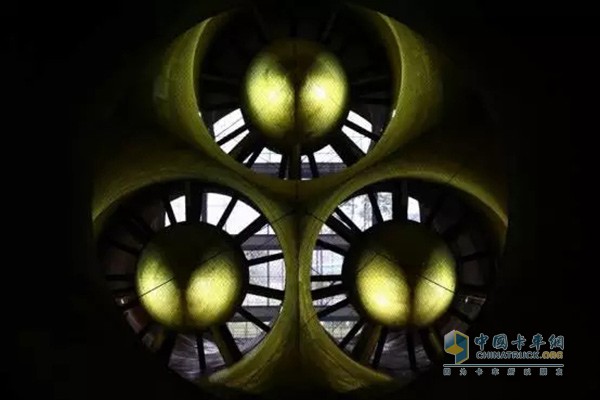 風(fēng)洞由3個(gè)大電機(jī)連接的風(fēng)扇提供風(fēng)源動力